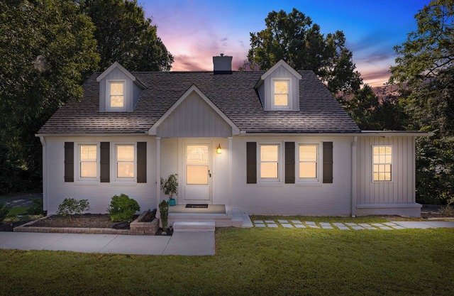 4BR home, King bedsx2, easy to HPU|Furniture Mkt|GSO|W-Salem