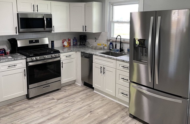 4BR Home walking distance to Nickel Plate Beach