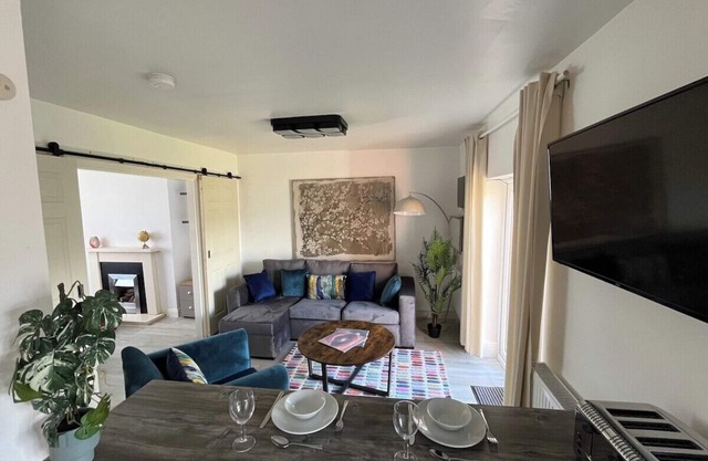 4BR House w/Garden & Parking