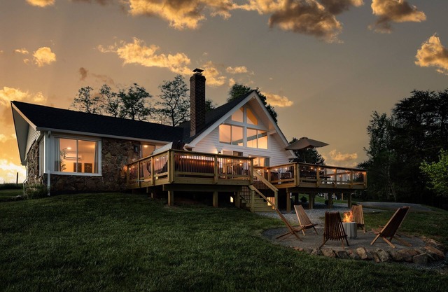 4BR! Mountain View! Hot Tub! Fire Pit. Games. King beds. Sleep 8! Near SNP.