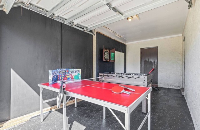 4BR Oasis | Jacuzzi/Gym & Game room | Sleeps 12!