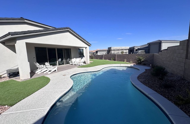 4BR Oasis Pool Spa Near Golf & Casinos