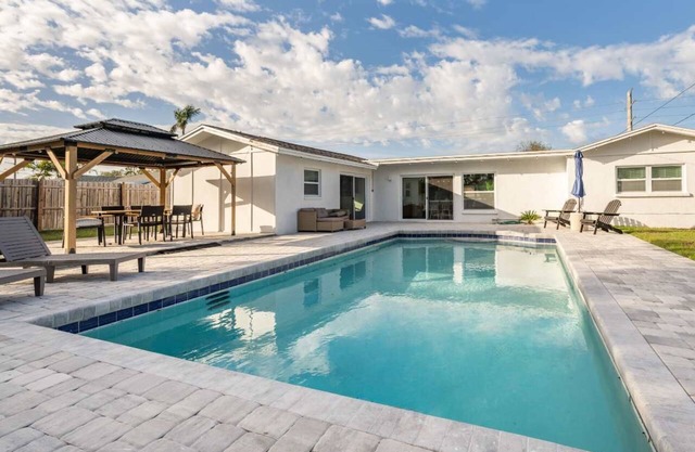 ‼️4BR Oasis w/Heated Pool Near Anna Maria Island