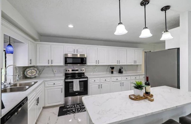 4Br Pool Home Centrally Located in sunny SW Ocala all situated on half acre!