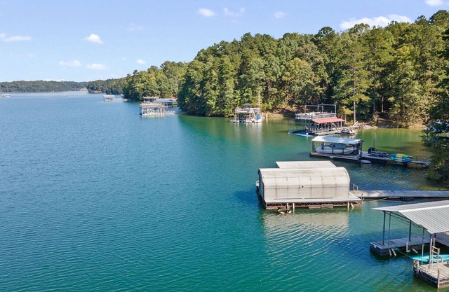 4br, private dock, pet friendly close to shopping and restaurants