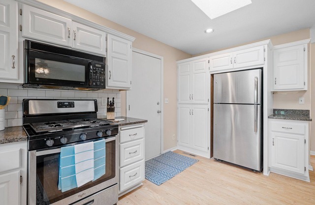 4BR Retreat Near Medicine Lake by Lux Life