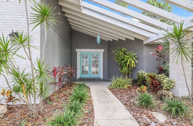 4BR Saltwater Pool Oasis, Game Room, Outdoor Spa, & Tropical Garden Retreat