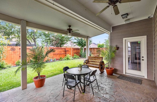 4BR Sleeps 9, Foosball, Patio, Near Race Park