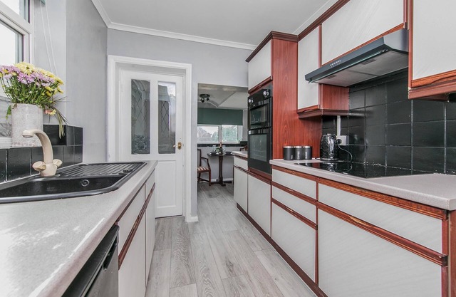 4br-sleeps10-parking-garden