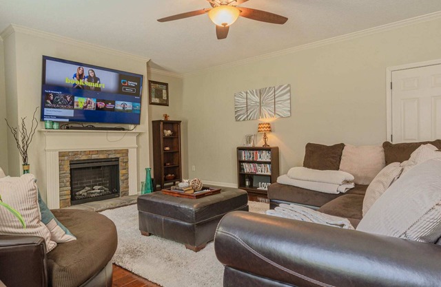 4BR Sleeps10 PoolTable Grill Parking Near Ft Moore