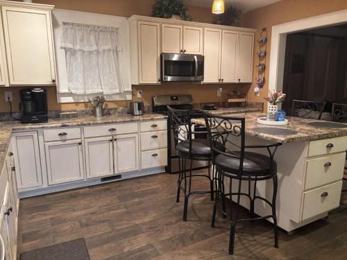 4BR Spartanburg Getaway Porch Full Kitchen