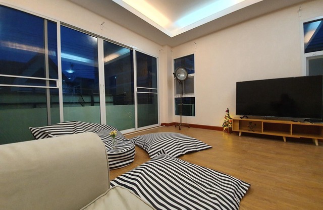 4BR townhouse above 7-11, 10mins walk to trains, local food