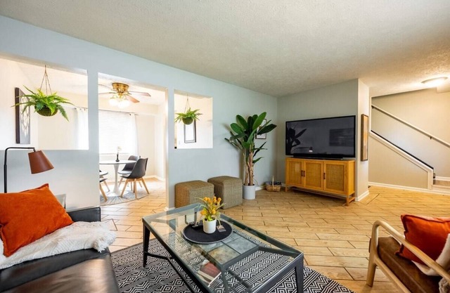 4BR w/Pool Table & Game Room, Near DT, Sleeps 11