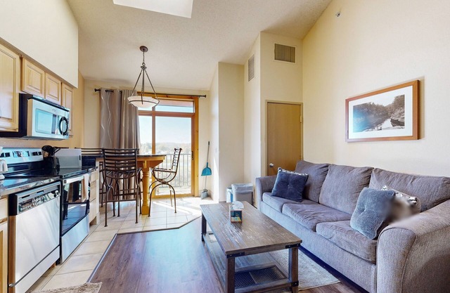 4th-floor coursefront condo with balcony & washer/dryer