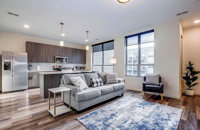 4th Street Suites - Opulent King Bed Suite