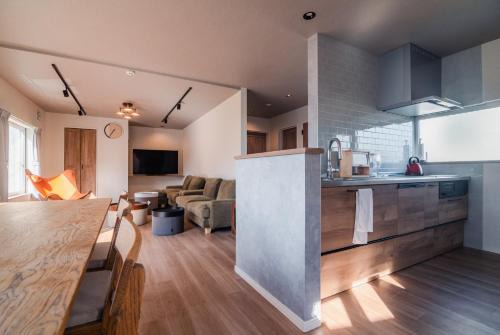 5分車程札幌中心大通公園 豐平川河景四房 廁所x2 浴室x1 淋浴x1 包棟別墅近地鐵 停兩台車