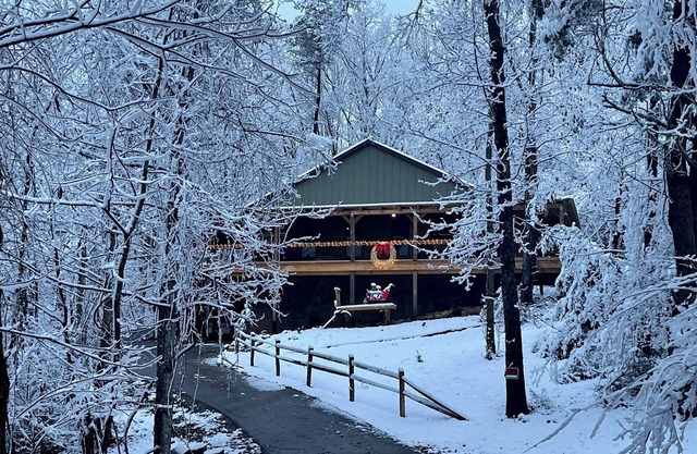 5 BDRM Cabin 15 miles from Dollywood! HUGE porch & games! 3 miles from Buc-ees!