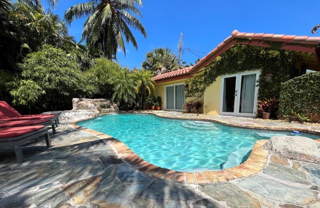 5 Bed 3.5 Bath Mediterranean Beach Villa - Perfect for Everyone