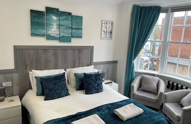 5 bed, 5 bath, Slps 18, Town Ho. 60 yds Weymth beach & harbour, NEWLY RENOVATED!