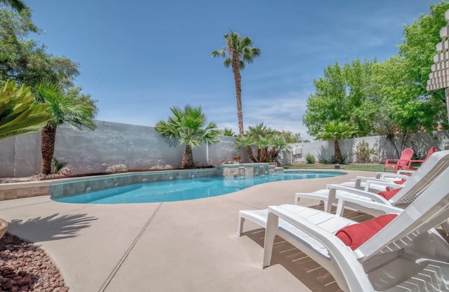 🎉💥5🛏 bed⛱pool-10 min from ✈️airport/strip, 1 mile from In&Out/shopping/grocery🍔