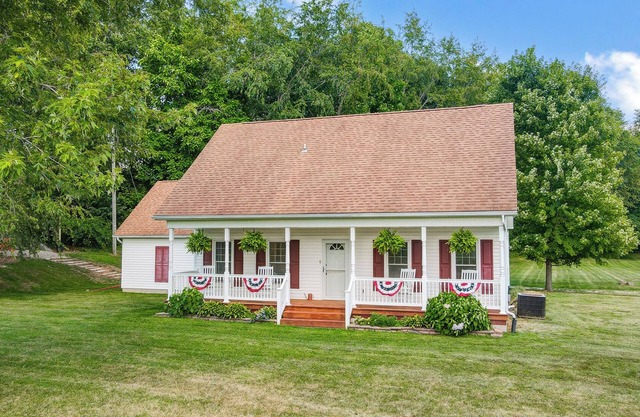 5 Bedroom + 2 Barns + Basketball + Pickle ball + Fire pit + Hot Tub!