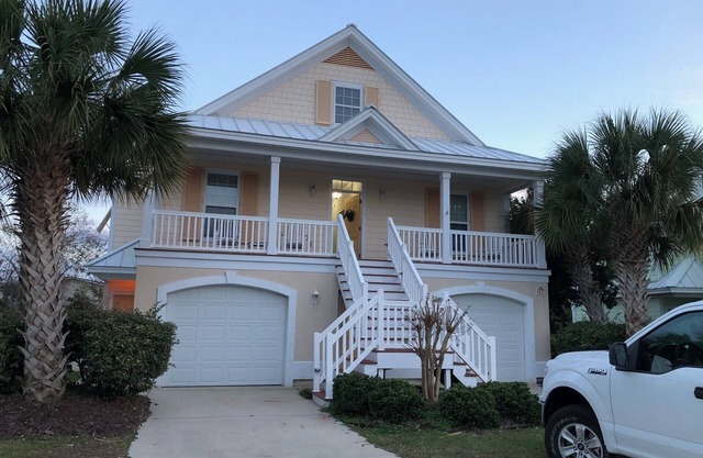 5 Bedroom, 4-1/2 Bath house sleeps 15. Beach access gated community in Surfside!