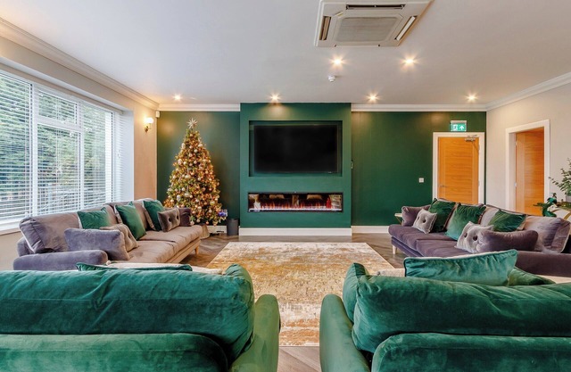 5 bedroom accommodation in Penicuik