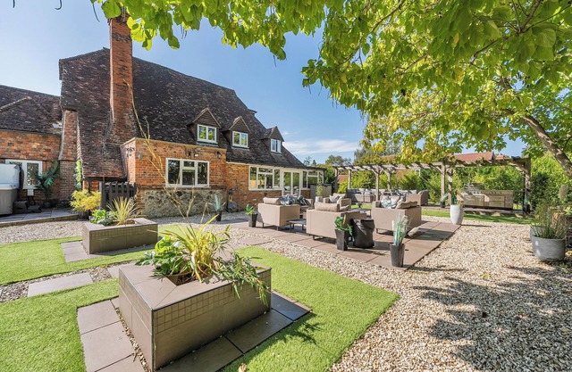 5 bedroom accommodation in Ashford