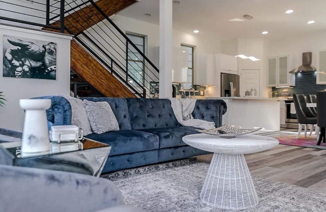 5 BEDROOM + BATHS LUXURY HOME NEAR DOWNTOWN