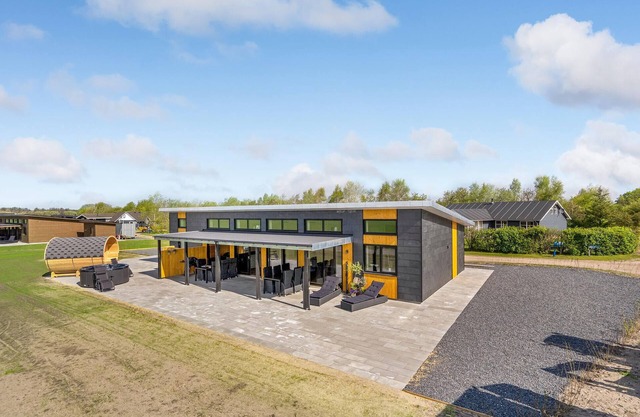 5 bedroom cozy home in Hadsund