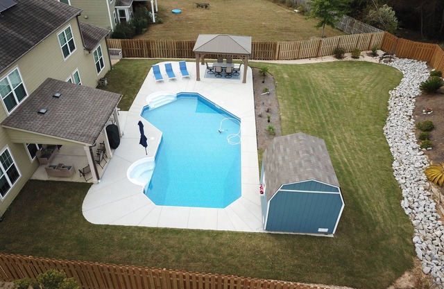 5 Bedroom home 3 1/2 bath - backyard oasis 5 miles to the Masters!