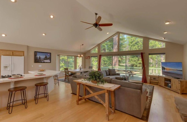 5 Bedroom Home - Huge Game Room, Bocce Ball, Amazing Outdoors