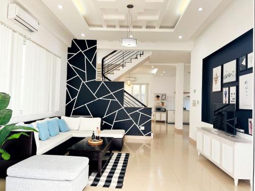 5 Bedroom Villa in Vung Tau- Biệt thự 5 phòng Bãi sau- The Black & White Garden Villa