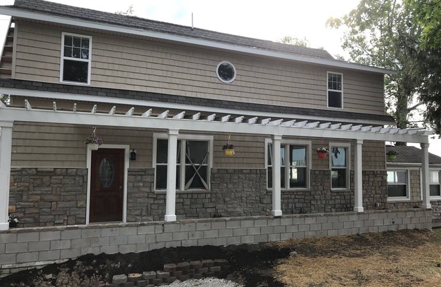 5 Bedrooms , 3.5 Bath Lakefront W/80' Private Sandy Beach