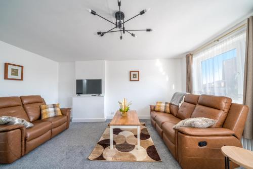 5 Bedrooms Homely House with Garden-Sleeps 11 Comfortably on 5 Double Beds, 1 Single Bed, Onsite Private Parking,Business Travellers, Contractors, & Holiday-Goers, Family Groups, Near Westfield Stratford,Excel Centre,O2 Arena,Elizabeth Line,Central London