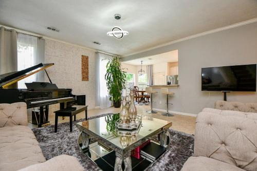 5 Bedrooms with Pool