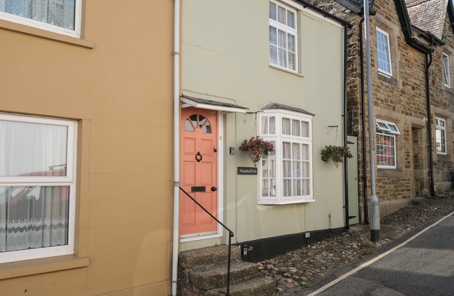5 BODMIN HILL, pet friendly, character holiday cottage in Lostwithiel