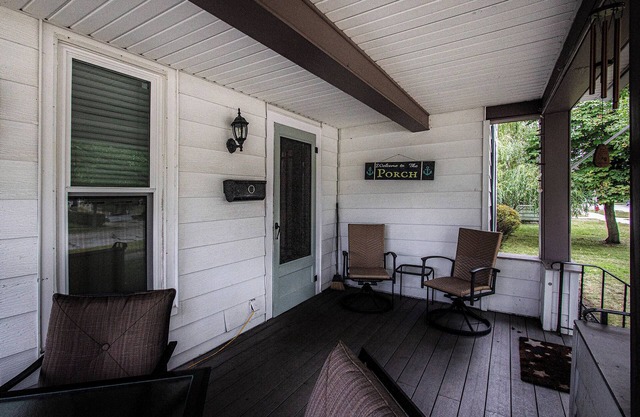 5 BR, 2 BA home in Downtown Ludington, Sleeps 14.