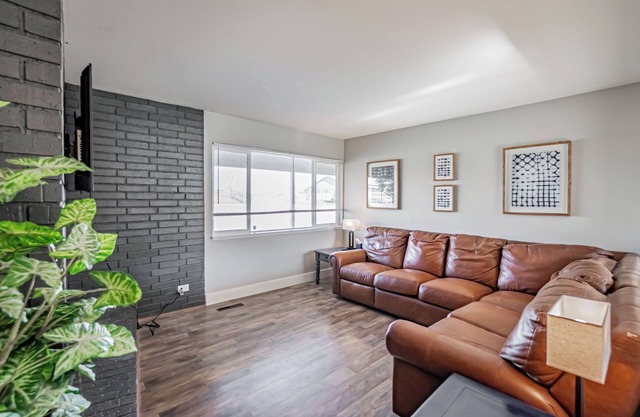 5 BR-2 Kings, 2 Fridges, Contractors/Insurance