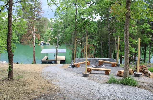 5 BR lake house with dock