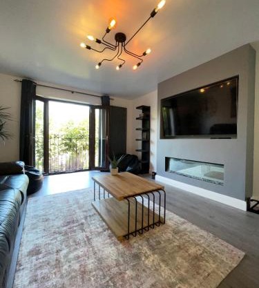 5 Lockside *Free private parking* *City centre*