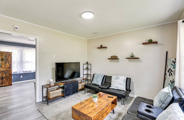 < 5 Mi to Dtwn Walterboro: Grill, Game & More!