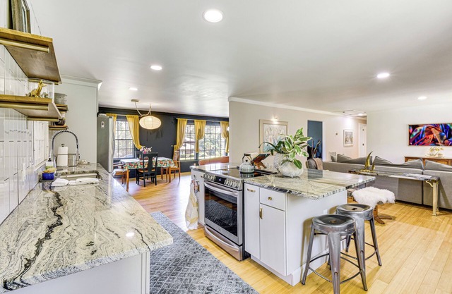 5 Mi to Lake Keowee: Stylish Salem Home w/Yard!