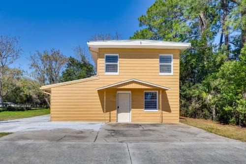 5 Mi to Lake Sumter Landing Bright Home with Patio