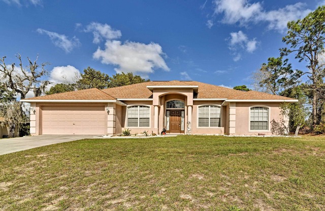 5 Mi to Weeki Wachee Park! Family Home w/Backyard