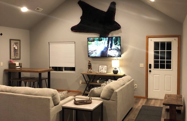 .5 mile to Lake Oahe boat access, 15 min from Pierre SD, wifi, oversized garage