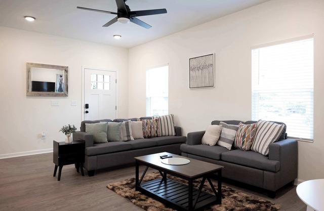 5 Min to Downtown - 12 to Elon - Deck - Wi-Fi