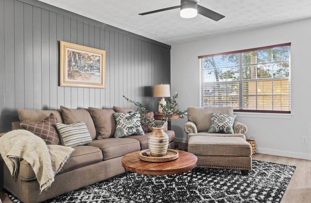 5 min to Gainesville City square, Washer & Dryer, Reserved Parking, 15+day only