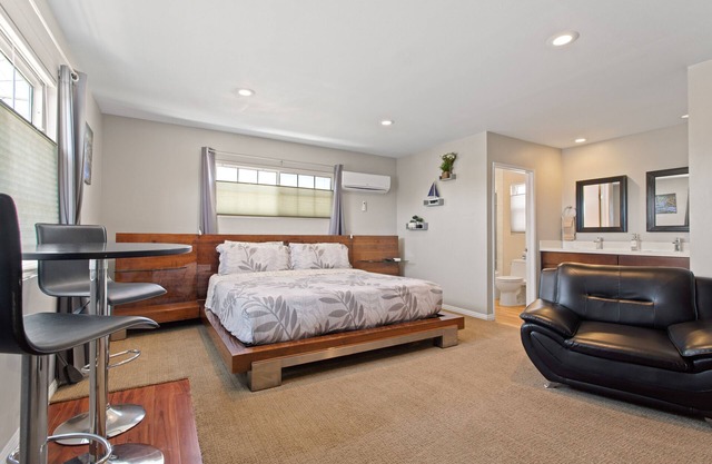 5 MIN TO LAX, Private entrance studio apartment. Pet friendly apartment