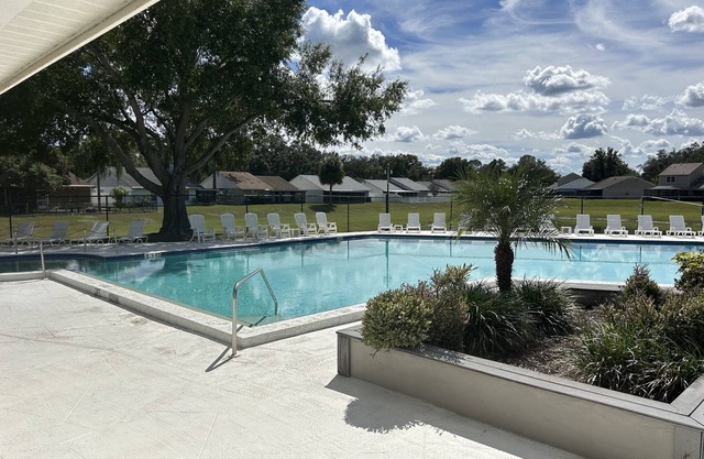 5 min to the mall, great restaurants! Family sized house, fire-pit, Pet Friendly